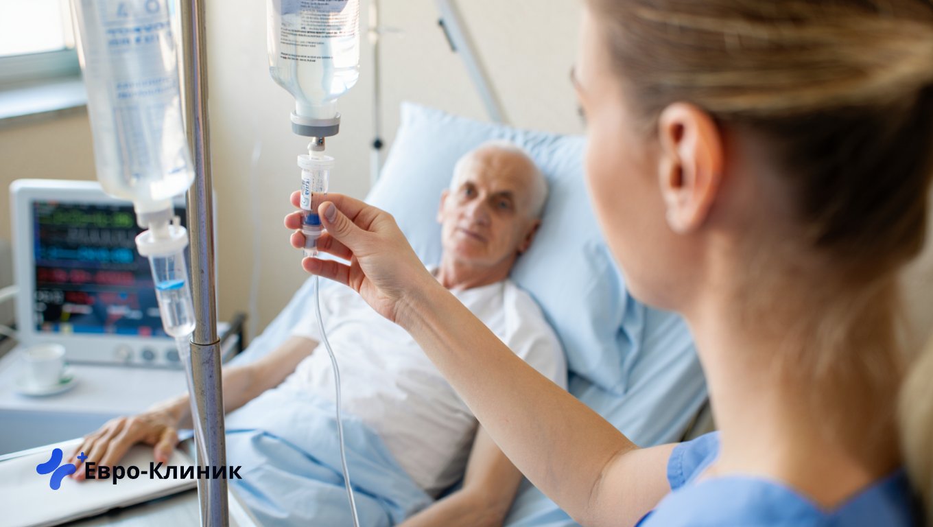 Мужчина лежит под капельницей